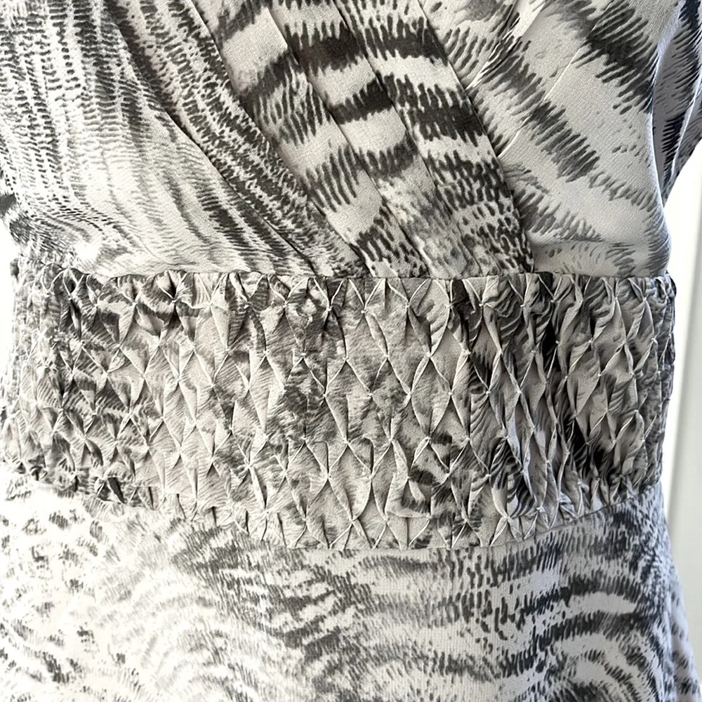 Banana Republic Animal Print Gray Lined Sleeveless VNeck& Back Side Zip Blouse 4 - Picture 6 of 10